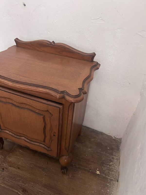 Dubový nočný stolík v štýle Louis XV